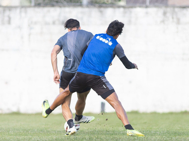 Tarde de treinamento técnico e tático no CT